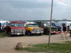 Chevy Van, Chevy PU, Army Dodge und Ford Ranger